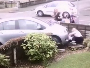 Η στιγμή που αυτοκίνητο πέφτει πάνω σε μικρό κοριτσάκι - Δεν θα πιστεύετε την αντίδραση της μητέρας (βίντεο)